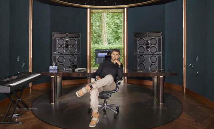 01 - AFROJACK - Portrait music studio - Airbnb - Credit Claudia Zalla