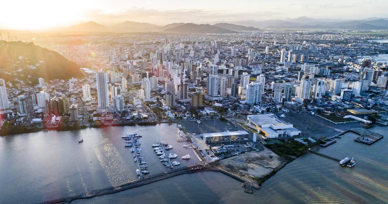 Brasil, Espanha e México: Eis os destinos de inverno mais procurados na Airbnb Itajaí, Brasil. Fonte: Victortmp/Wikipédia