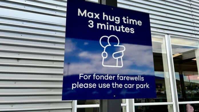 image “Tempo máximo para abraços: três minutos. Para despedidas mais afetuosas, use o estacionamento", lê-se no cartaz colocado no aeroporto de Dunedin, na Nova Zelândia. Foto: Jenny's Online Blog