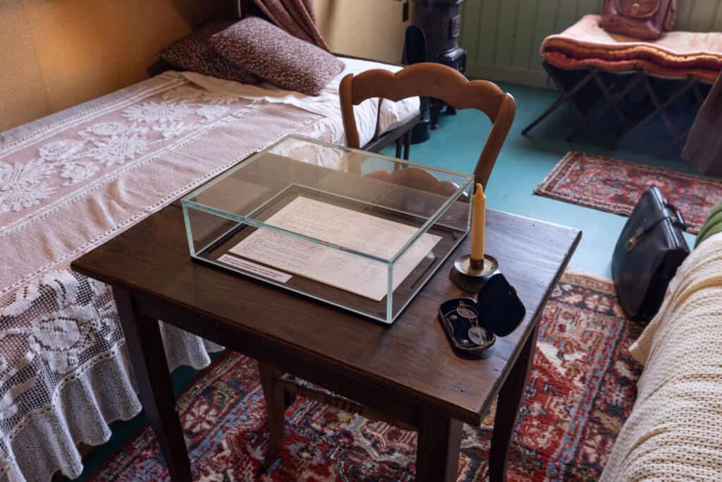 Réplica em tamanho real do anexo de Anne Frank. Créditos: John Halpern