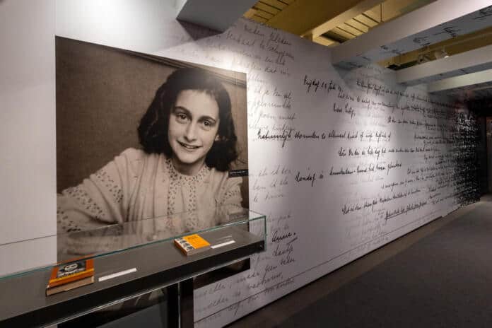 29G5870socialmedia A exposição do “Anexo” de Anne Frank situa-se no Centro de História Judaica em Manhattan, Nova Iorque. Créditos: John Halpern