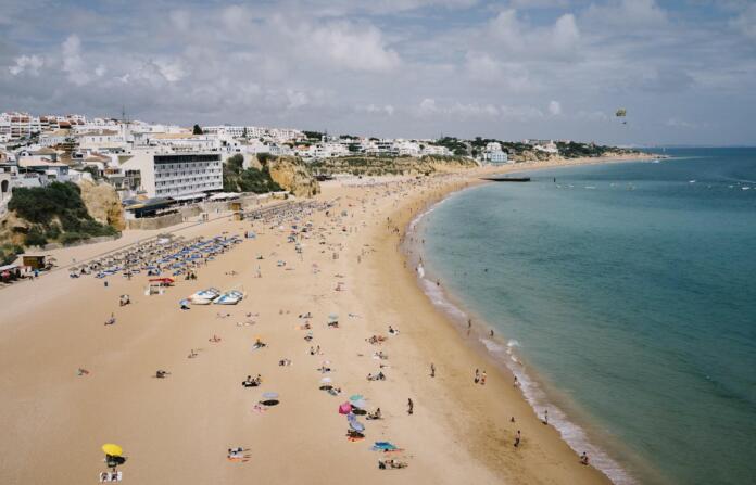 image Albufeira quer proibir uso de biquini na via pública