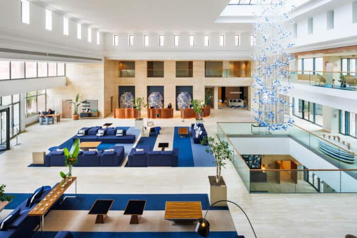 Lobby 4 O Hilton Vilamoura fez 18 anos e renovou-se por completo.