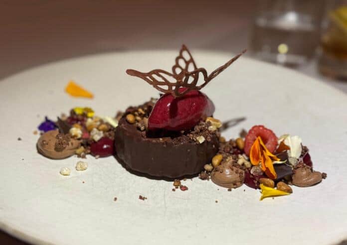 Chocolate de S. Tomé com framboesa e pinhão do restaurante Divinus Chocolate de S. Tomé com framboesa e pinhão do restaurante Divinus