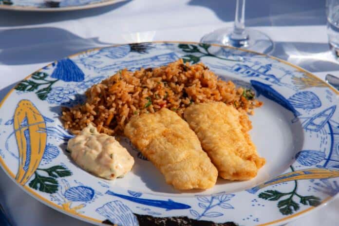 Filetes de pescada com arroz de berbigão e molho tártaro, o parto icónico dos restaurantes Monte Mar Filetes de pescada com arroz de berbigão e molho tártaro, o parto icónico dos restaurantes Monte Mar