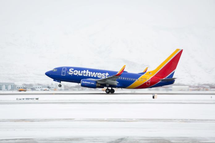 A Southwest Airlines vai obrigar, a partir de 27 de janeiro de 2026, que passageiros que não caibam dentro dos apoios de braços do assento comprem antecipadamente um lugar extra A Southwest Airlines vai obrigar, a partir de 27 de janeiro de 2026, que passageiros que não caibam dentro dos apoios de braços do assento comprem antecipadamente um lugar extra