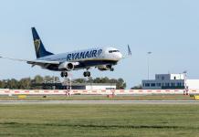 Ryanair vai voar para três novos destinos a partir do Porto no verão de 2027. Saiba quais são Avião da Ryanair. Foto: Wolfgang Weiser/Unsplash