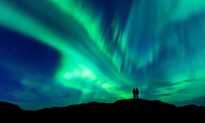 Aurora Já pode usar a Uber para tentar ver auroras boreais na Lapónia ou para acelerar numa mota de neve nas Dolomitas.