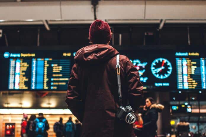 Há um novo melhor dia para reservar voos e viajar em 2026 (e não é o que pensa). Foto: Erik Odiin/Unsplash