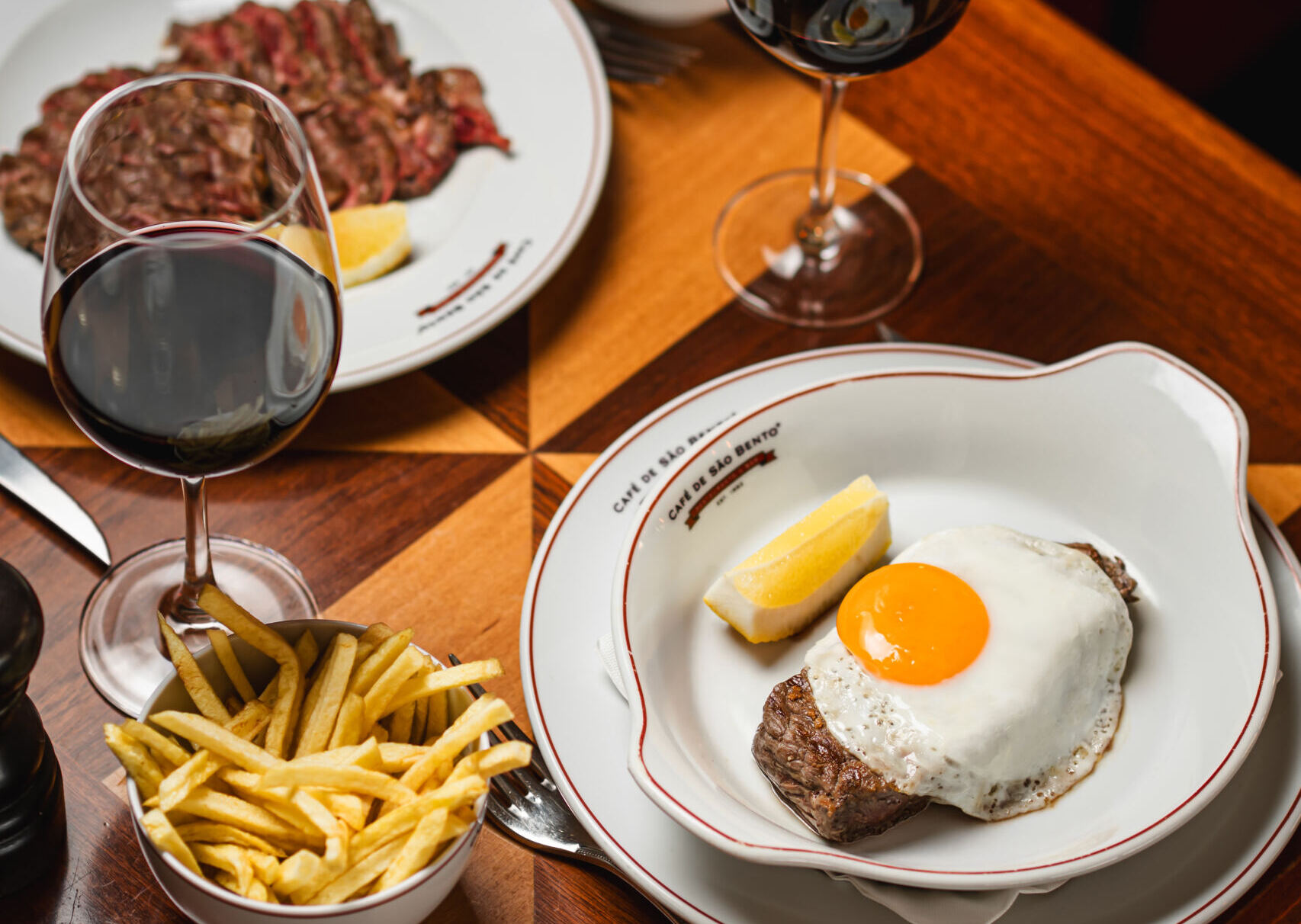 O bife continua a ser a estrela, mas há novas razões para visitar o Café de São Bento Cascais este verão