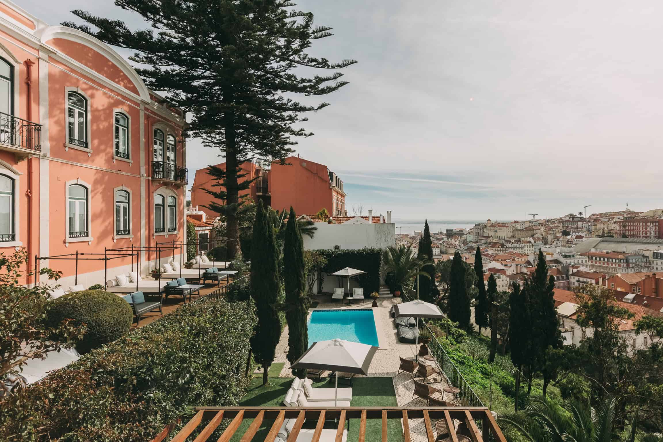 Esqueça a praia: este hotel de luxo em Lisboa abriu as piscinas ao público este verão