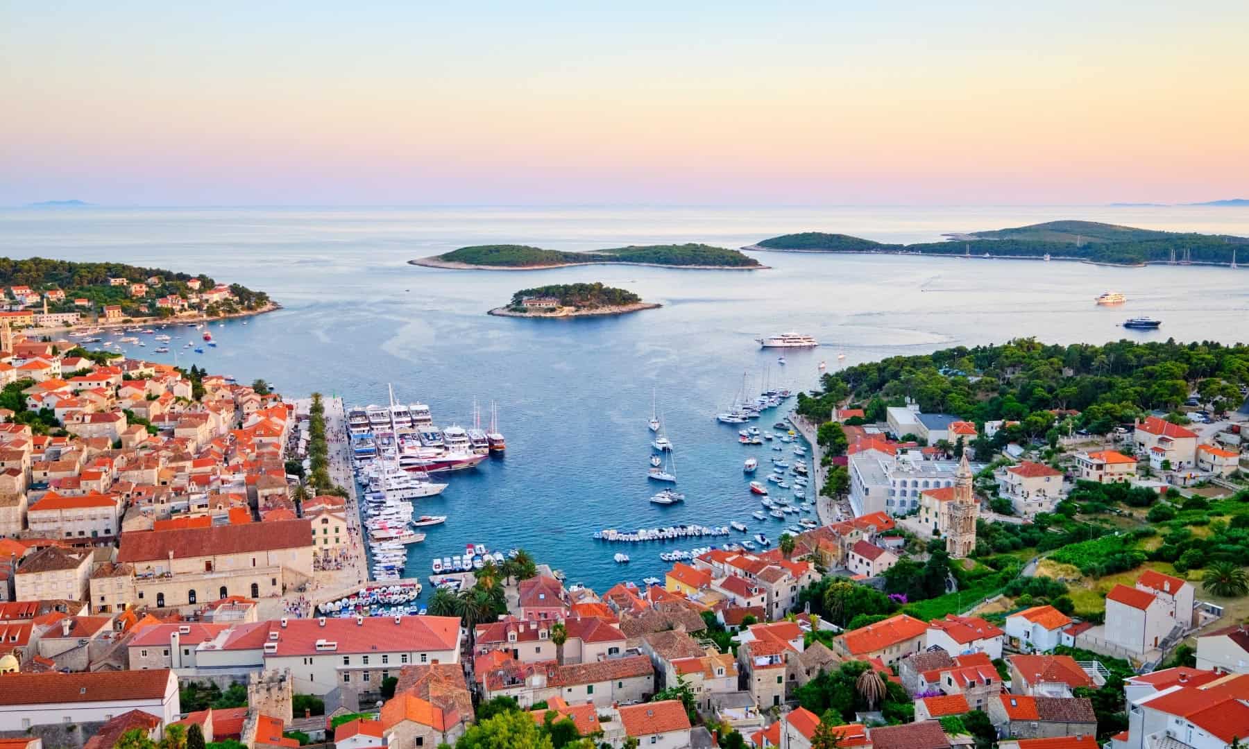 Vai fazer uma escapadinha em setembro? Há 7 destinos europeus perfeitos para quem procura sol e calor Hvar, Croácia