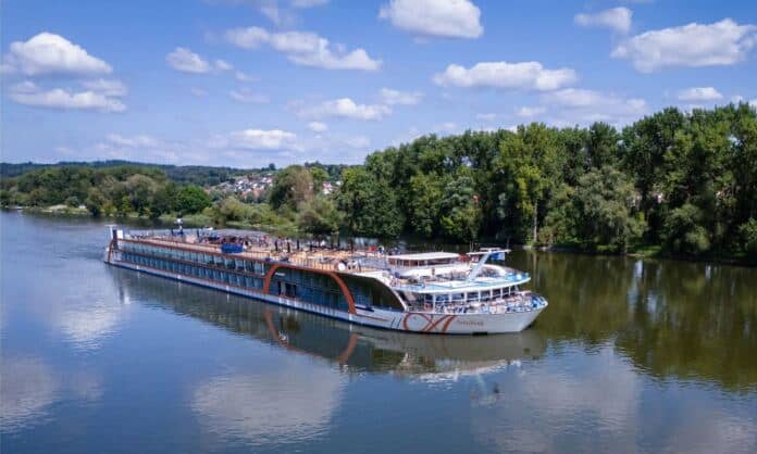 O maior cruzeiro fluvial da Europa, o AmaRudi, vai estrear-se no Danúbio em abril de 2027. Foto: AmaWaterways