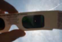 Contagem descrescente para o eclipse solar. Saiba onde arranjar óculos certificados gratuitamente