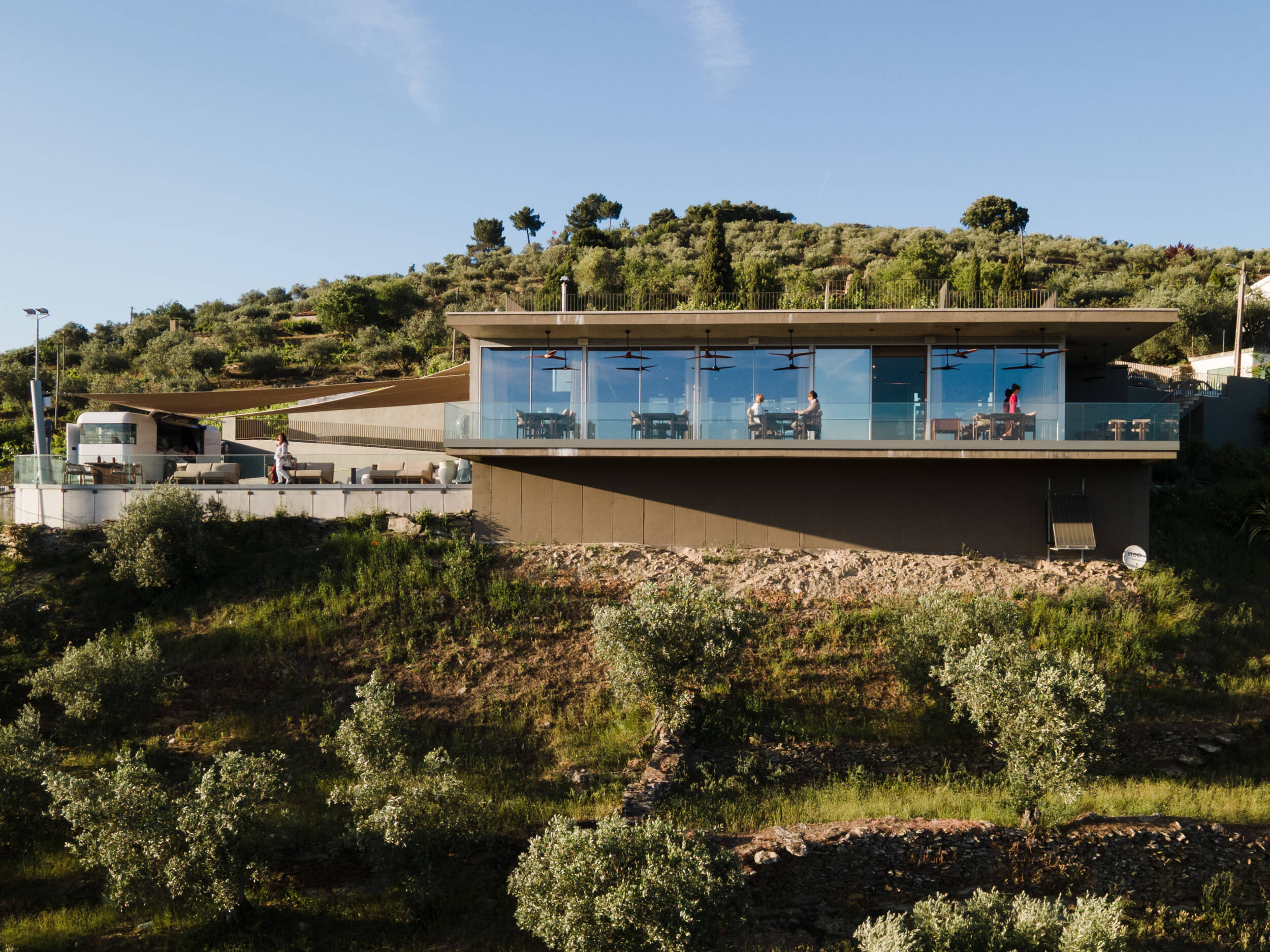 Este novo restaurante no Douro fica a 475 metros de altitude e tem uma carta com 90 vinhos servidos a copo Loivos 475