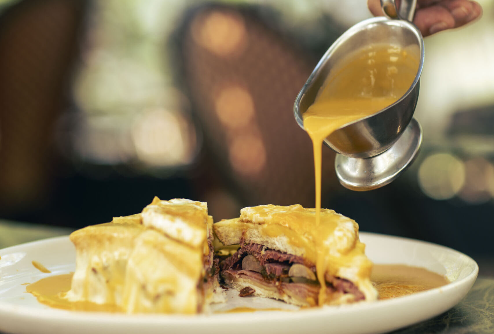 Francesinha com pastrami? O clássico portuense ganhou uma nova versão que custa 19,90€ A Pastrami Frenchie está disponível nos restaurantes DOTE por 19,90€, numa edição limitada.
