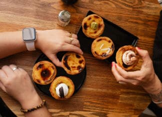 A Nat’elier combina a receita tradicional do pastel de nata com versões inspiradas em sabores como tiramisù, cheesecake e crème brûlée.