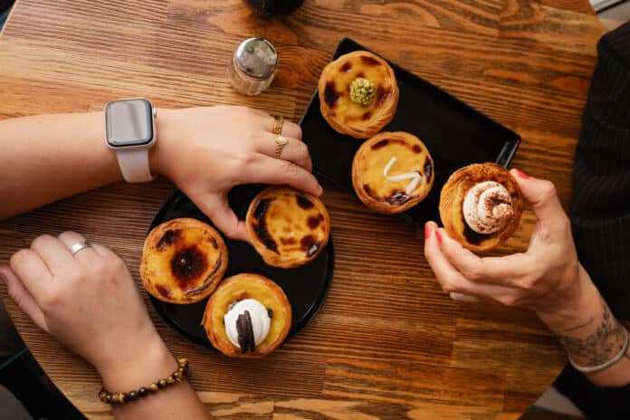A Nat’elier combina a receita tradicional do pastel de nata com versões inspiradas em sabores como tiramisù, cheesecake e crème brûlée.