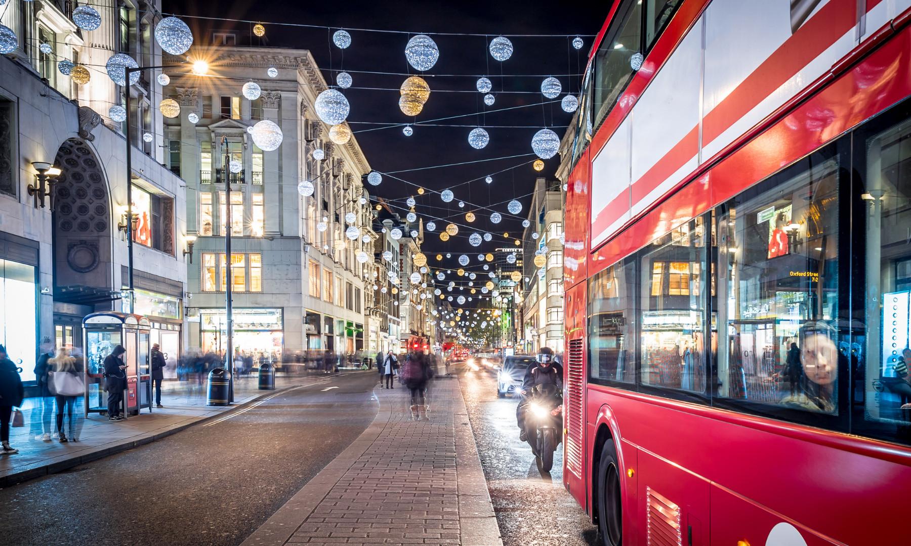 Londres fecha a Oxford Street ao trânsito: a famosa rua de compras passa a ser pedonal