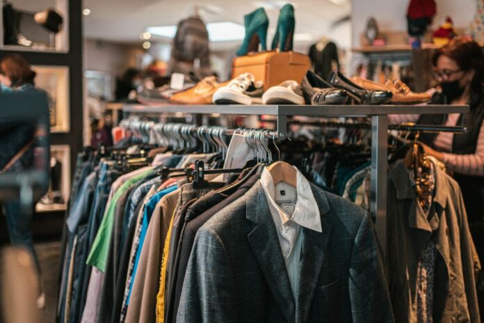 Roupa O Resale Gallery está de volta ao LX Factory com cerca de 400 artigos de marcas como Louis Vuitton, Red Valentino e Zadig & Voltaire.