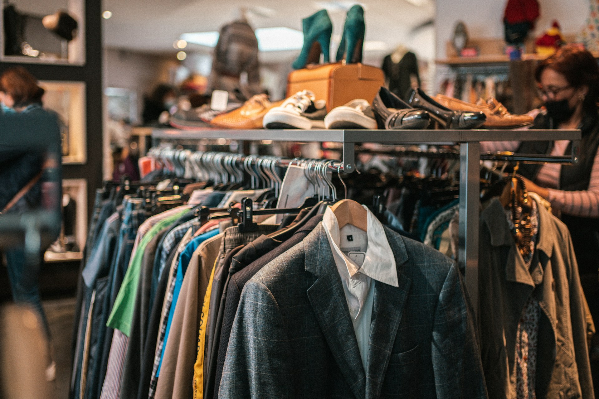 Há peças de Louis Vuitton e Red Valentino à venda neste mercado de roupa em segunda mão O Resale Gallery está de volta ao LX Factory com cerca de 400 artigos de marcas como Louis Vuitton, Red Valentino e Zadig & Voltaire.